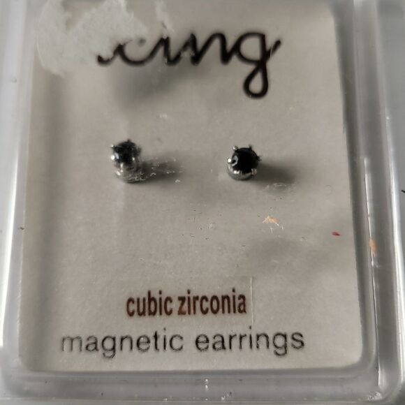 New Black cubic zirconia magnetic earrings - Picture 1 of 1